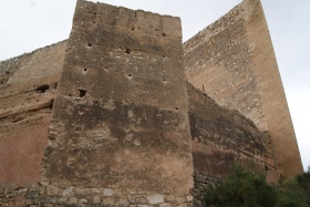 Muralla y torre triangular